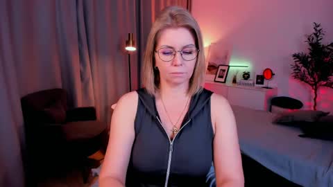 Snapshot of annielight chatting on 04/17/26, 07:00 Annie online show from 04/17/26, 07:00