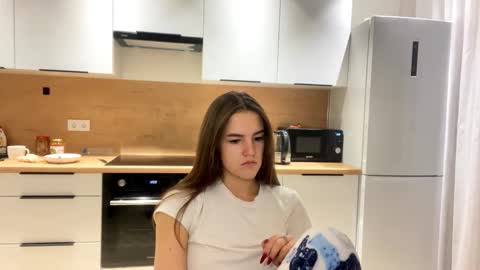 Snapshot of annisguion chatting on 10/29/25, 02:19 Leila Bruno online show from 10/29/25, 02:19