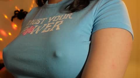 Snapshot of anny_dee chatting on 10/22/25, 04:35 Anny online show from 10/22/25, 04:35