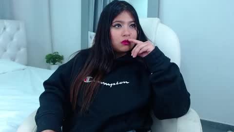 Snapshot of anny_louis chatting on 02/19/25, 08:22 ANNY LOUIS online show from 02/19/25, 08:22