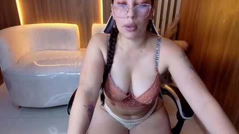 Snapshot of anny_taylor_tx chatting on 11/26/25, 03:07 Online 2200 to 600 online show from 11/26/25, 03:07