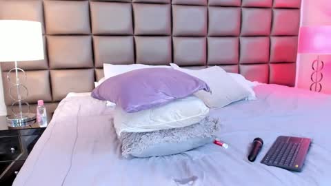 Snapshot of annyhizzle chatting on 02/12/25, 12:58 online show from 02/12/25, 12:58