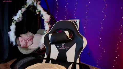 Snapshot of anto_thompson chatting on 12/17/25, 03:45 Antonella online show from 12/17/25, 03:45