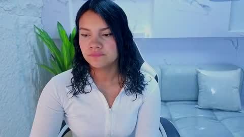 Snapshot of antonela_tp chatting on 09/29/25, 12:43 Antonela online show from 09/29/25, 12:43