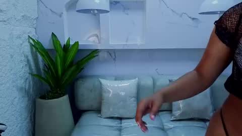 Snapshot of antonela_tp chatting on 09/30/25, 01:05 Antonela online show from 09/30/25, 01:05