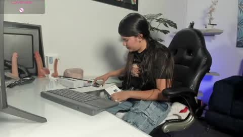 Snapshot of antonelamiss chatting on 04/08/26, 07:36 online show from 04/08/26, 07:36