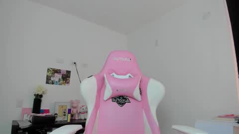 Snapshot of antonella_28_ chatting on 03/25/26, 07:42 Antonella online show from 03/25/26, 07:42