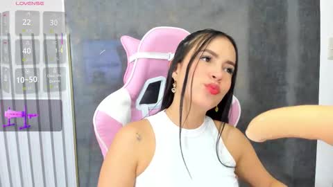 Snapshot of antonella_guzman_ chatting on 12/14/25, 11:59 Antonella online show from 12/14/25, 11:59