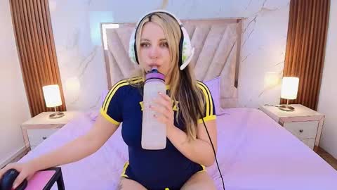 Snapshot of antonellalove_ chatting on 01/05/26, 10:24 My name is Andrea thumb up me please its important online show from 01/05/26, 10:24