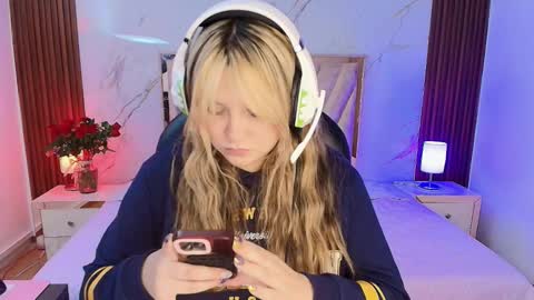 Snapshot of antonellalove_ chatting on 01/17/26, 09:18 My name is Andrea thumb up me please its important online show from 01/17/26, 09:18