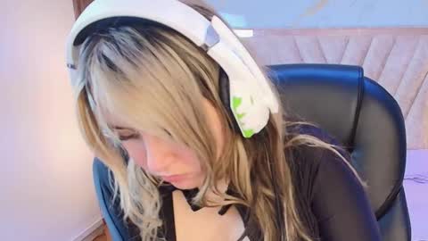 Snapshot of antonellalove_ chatting on 02/20/26, 10:32 My name is Andrea thumb up me please its important online show from 02/20/26, 10:32