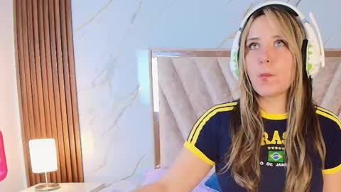 Snapshot of antonellalove_ chatting on 02/24/26, 08:40 My name is Andrea thumb up me please its important online show from 02/24/26, 08:40