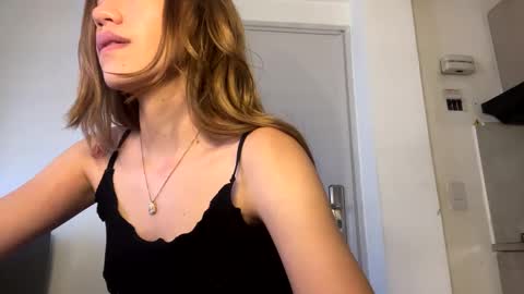 Snapshot of antonellarossii_ chatting on 01/22/25, 04:55 Antonella online show from 01/22/25, 04:55