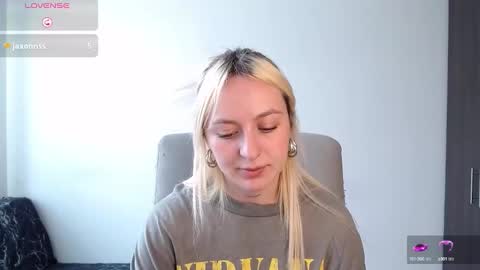 Snapshot of anttoniia chatting on 12/13/24, 06:59 Antonia online show from 12/13/24, 06:59