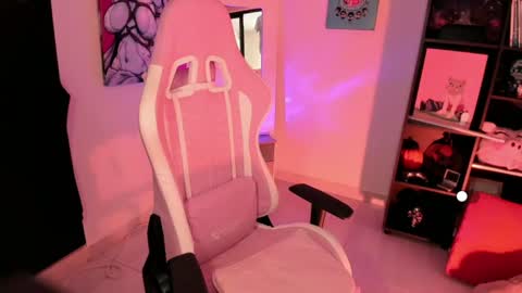   Independent model  online show from 06/14/26, 06:43