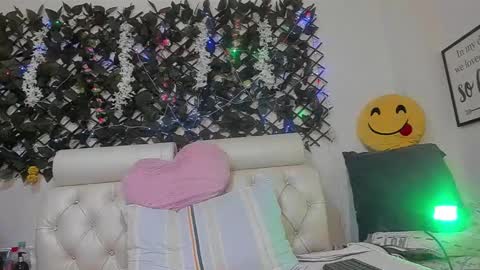 Snapshot of any_mour chatting on 01/15/25, 04:32 any mour online show from 01/15/25, 04:32