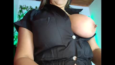 Snapshot of any_mour chatting on 09/24/25, 05:05 any mour online show from 09/24/25, 05:05