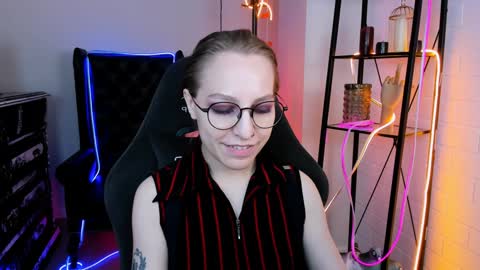 Snapshot of aphexqueen chatting on 12/08/24, 04:07 APHEX QUEEN online show from 12/08/24, 04:07