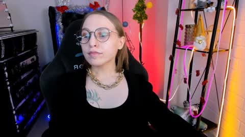 Snapshot of aphexqueen chatting on 12/14/24, 01:49 APHEX QUEEN online show from 12/14/24, 01:49