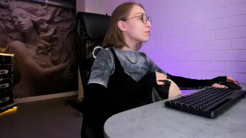 Snapshot of aphexqueen chatting on 11/09/25, 05:17 APHEX QUEEN online show from 11/09/25, 05:17