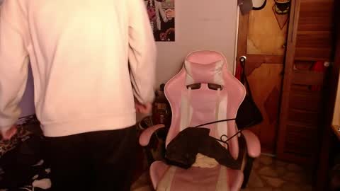 Snapshot of apolo_s chatting on 04/03/26, 10:19 Andres online show from 04/03/26, 10:19