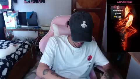 Snapshot of apolo_s chatting on 04/14/26, 02:23 Andres online show from 04/14/26, 02:23