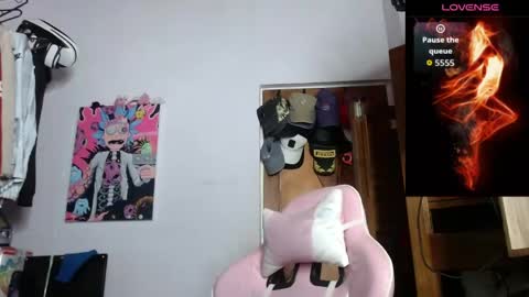 Snapshot of apolo_s chatting on 04/17/26, 04:26 Andres online show from 04/17/26, 04:26