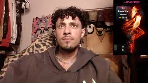 Snapshot of apolo_s chatting on 04/18/26, 03:10 Andres online show from 04/18/26, 03:10