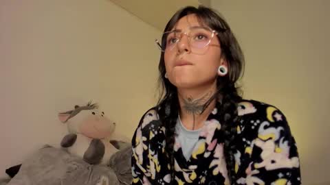 Snapshot of apolorising_ chatting on 09/10/25, 02:22 Lola  Apolo online show from 09/10/25, 02:22