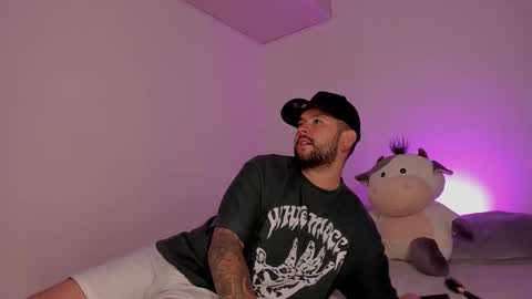 Snapshot of apolorising_ chatting on 09/17/25, 04:03 Lola  Apolo online show from 09/17/25, 04:03