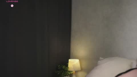 Snapshot of approche_toi_petite chatting on 05/18/26, 01:50 Meghan online show from 05/18/26, 01:50