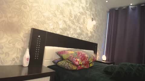 April Bronte online show from 11/25/25, 08:20