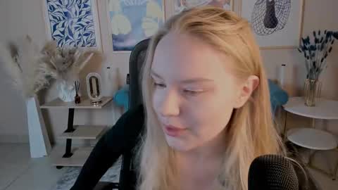 Snapshot of aprilserenity chatting on 09/30/25, 01:43 April. All year round. online show from 09/30/25, 01:43