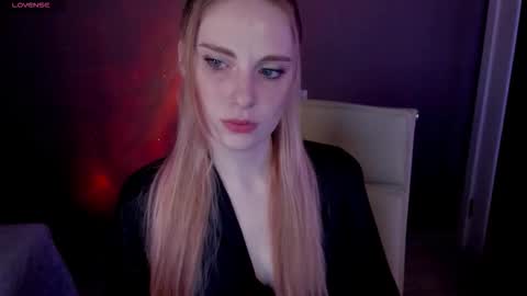 Snapshot of aqualen chatting on 11/11/25, 12:05 aqualen online show from 11/11/25, 12:05