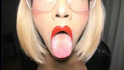 Snapshot of aqueenofcumxx chatting on 10/12/25, 05:12 Alicia online show from 10/12/25, 05:12