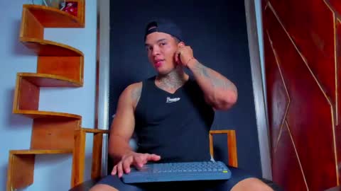 Snapshot of aquiles_elpapi chatting on 04/14/26, 02:01 AquilesElpapi online show from 04/14/26, 02:01