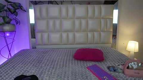 Snapshot of aradia_01 chatting on 12/18/24, 07:04 online show from 12/18/24, 07:04