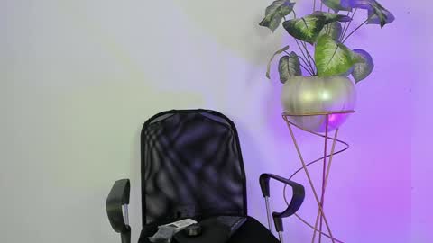 Snapshot of aradia_01 chatting on 01/11/25, 05:20 online show from 01/11/25, 05:20