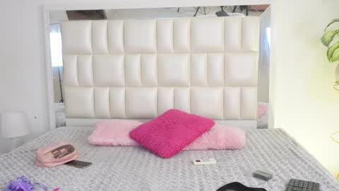 Snapshot of aradia_01 chatting on 02/16/25, 05:26 online show from 02/16/25, 05:26