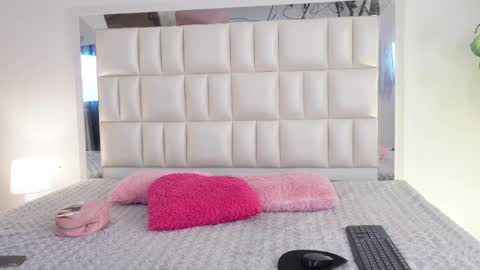 Snapshot of aradia_01 chatting on 02/20/25, 04:50 online show from 02/20/25, 04:50