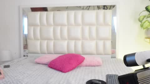 Snapshot of aradia_01 chatting on 02/21/25, 05:13 online show from 02/21/25, 05:13