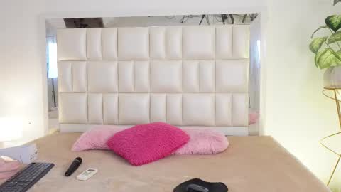 Snapshot of aradia_01 chatting on 02/25/25, 05:19 online show from 02/25/25, 05:19