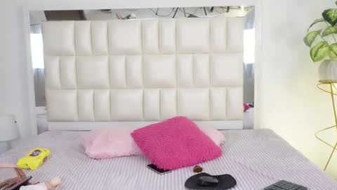 Snapshot of aradia_01 chatting on 03/05/25, 04:45 online show from 03/05/25, 04:45