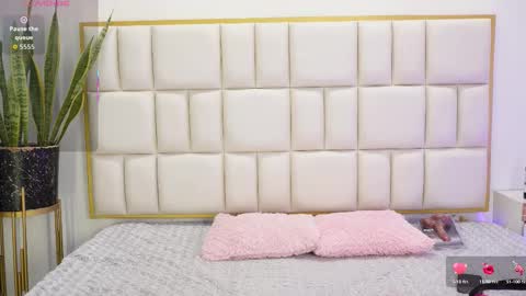 Snapshot of aradia_01 chatting on 12/15/25, 08:24 online show from 12/15/25, 08:24