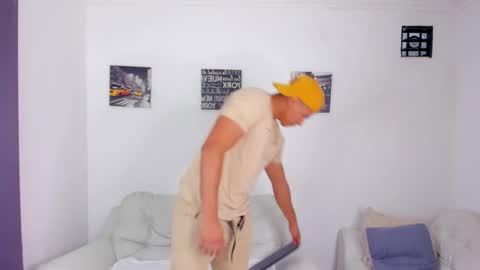 Snapshot of areslevi chatting on 10/16/25, 06:42 ares levi online show from 10/16/25, 06:42