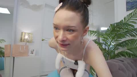 Snapshot of ari_kytsya chatting on 05/18/26, 11:05 Ari online show from 05/18/26, 11:05