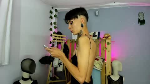 Snapshot of ari_uchis chatting on 05/21/26, 02:29 Annie online show from 05/21/26, 02:29