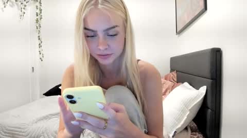 Snapshot of ariah_is_blonde chatting on 05/08/26, 11:21 Ariah online show from 05/08/26, 11:21