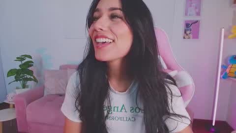 Snapshot of ariana_bae_ chatting on 10/14/25, 02:45 online show from 10/14/25, 02:45