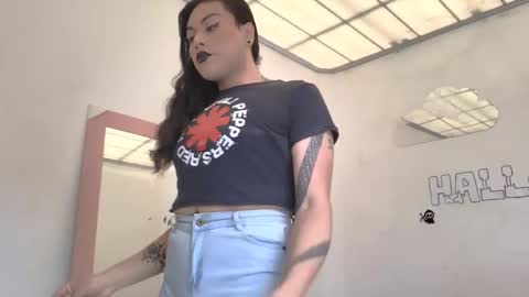Snapshot of ariana_rodriguez_ chatting on 10/26/25, 01:28 Ariana Rodriguez trans Girl online show from 10/26/25, 01:28